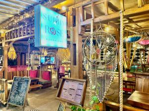 een restaurant met een bordje waarop 'zonnedak' staat bij Sunny Rose Bungalows Gili Air - Adults Only in Gili Air