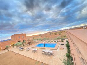 an overhead view of a swimming pool in a desert at Itrane sahara Auberge in Taouz