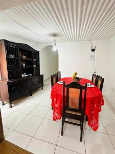 una sala da pranzo con tavolo e sedie rossi di Residência Central Triunfo-PE a Triunfo