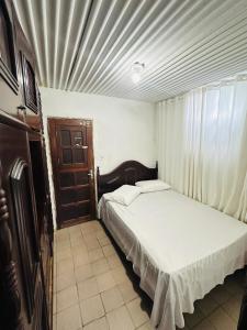 una camera con due letti e una porta di Residência Central Triunfo-PE a Triunfo