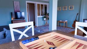 een woonkamer met een tafel waarop een honkbalbat ligt bij Bredsjö Herrgård in Hällefors