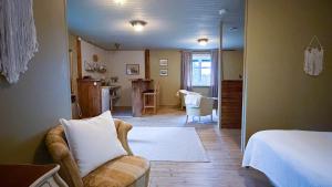 een woonkamer met een bank en een slaapkamer bij Bredsjö Herrgård in Hällefors