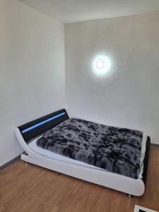 ein Bett in der Ecke eines Zimmers in der Unterkunft Studio petit cocon in Annonay