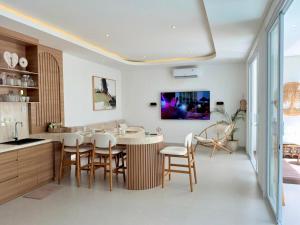 a kitchen and dining room with a table and chairs at Villa Lipa in Ungasan