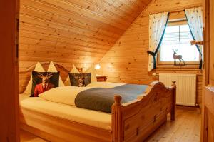 a bedroom with a bed in a log cabin at Bioblockhaus Katschberg in Katschberghöhe