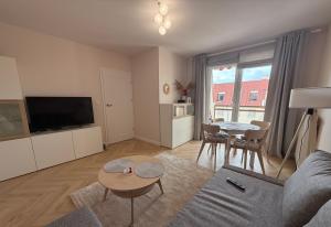 a living room with a couch and a table at Apartament Przy Palmiarni in Wałbrzych