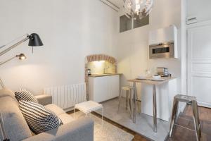 Dapur atau dapur kecil di L'Horloge by Cocoonr