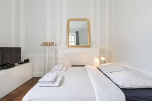 レンヌにあるL'Horloge by Cocoonrの白いベッドルーム(白いベッド1台、鏡付)