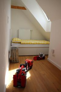 two toy cars in a room with a bed at Urlaubswerft-Dock-13-|-Ihr-stilvolles-Erholungsparadies in Kiel