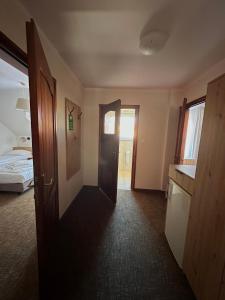 una stanza con una porta che conduce a una camera da letto di Twardowski Łeba a Łeba