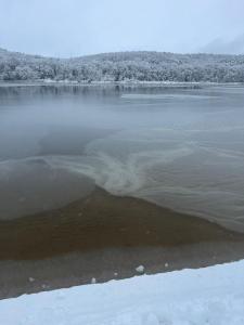 un grande corpo d'acqua con la neve sopra di Cottage an der Elbe Tespe Hamburg a Tespe