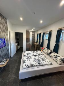 Privatzimmer NAC في أويسكيرشن: غرفة نوم بسرير كبير مع ستائر زرقاء