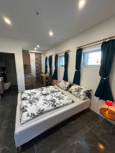 Privatzimmer NAC في أويسكيرشن: غرفة نوم بسرير كبير مع ستائر زرقاء