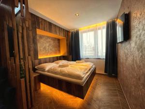 una camera da letto con un letto in una stanza con una finestra di Chata MartinSki Martinske hole a Martinské Hole Altre 45 foto