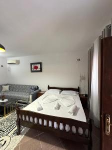 En eller flere senge i et værelse på Elsa Apartment