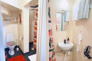 un piccolo bagno con un water e un lavandino di Gemütliche Ferienwohnung in Nordschweden a Glommersträsk