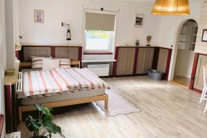 una camera da letto con un letto al centro della stanza di Gemütliche Ferienwohnung in Nordschweden a Glommersträsk