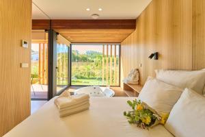 una camera con letto, vasca e finestra di Villas Calas de Aldan a Aldán Altre 24 foto