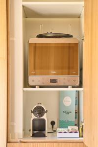 un tostapane in forno su una mensola in cucina di Villas Calas de Aldan a Aldán