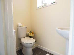 een badkamer met toilet en wastafel bij Tudors eSuites - Central 4 bedroom house #14NS in Birmingham