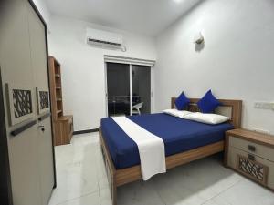 En eller flere senge i et værelse på Direct Sea View Fully Furnished Luxury Apartment + 14 billeder