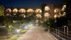 En have udenfor Iskcon Govardhan Retreat Center + 4 billeder