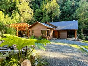 a cabin in the middle of a forest at Cabañas Alto del Bosque in Coñaripe