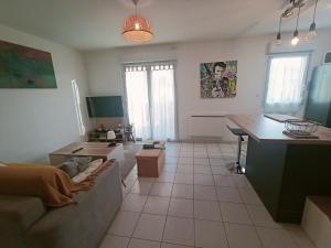een woonkamer met een bank en een tafel bij Appartement in Digne-les-Bains