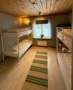 een kamer met twee stapelbedden en een raam bij Kolbackens Camping & Stugby in Åsarna +12 foto's