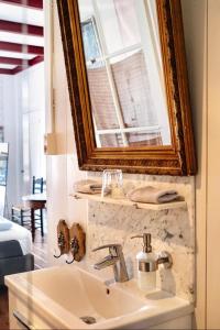 a bathroom with a sink and a mirror at B&B Röderhaus Guesthouse Goedereede in Goedereede +50 photos