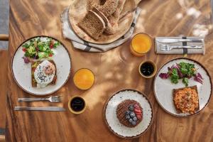un tavolo di legno con piatti di cibo sopra di ROOTS Nature Living Milos ad Adámas