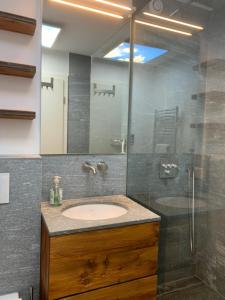 Et badeværelse på Ferienwohnung Murschetg + 8 billeder