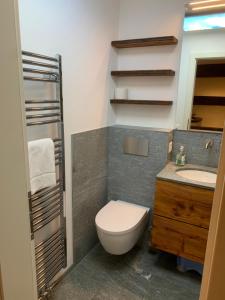 Et badeværelse på Ferienwohnung Murschetg