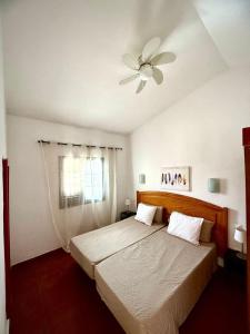 een slaapkamer met een bed met een plafondventilator bij Sunny Haven in Santa Fe - Playa del Inglés- Maspalomas in Maspalomas +13 foto's