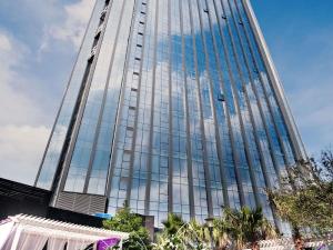 un edificio alto con molte finestre di Pullman Guiyang a Guiyang