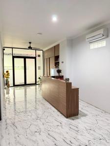 una stanza vuota con un bancone e un atrio di Aurora House Surabaya a Wijung