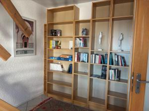 a book shelf in a hallway with books at Bella vista in Marklkofen