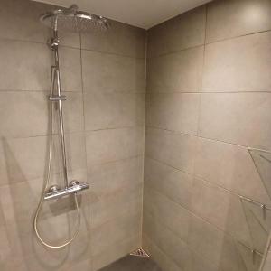 Phòng tắm tại Eksklusiv stort boende Suite 1