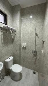 un bagno con wc e doccia di Aurora House Surabaya a Wijung