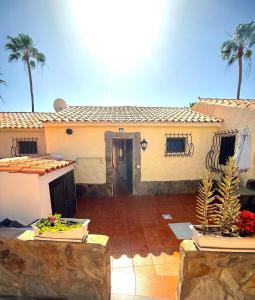 een huis met palmbomen ervoor bij Sunny Haven in Santa Fe - Playa del Inglés- Maspalomas in Maspalomas