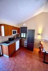 een keuken met een koelkast en een tafel. bij Sunny Haven in Santa Fe - Playa del Inglés- Maspalomas in Maspalomas