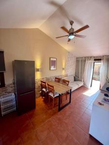 een woonkamer met een tafel en een plafondventilator bij Sunny Haven in Santa Fe - Playa del Inglés- Maspalomas in Maspalomas