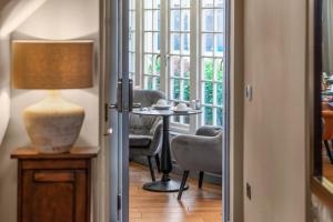 een kamer met een tafel, stoelen en ramen bij Riverside Inn in Ely +33 foto's