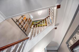 een trap met witte leuningen en een witte trap bij Riverside Inn in Ely