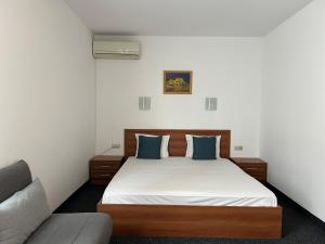 Tempat tidur dalam kamar di Family Hotel 007 +29 foto