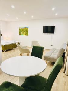 een woonkamer met een witte tafel en stoelen bij AMARIS Suites Sarajevo in Sarajevo +41 foto's