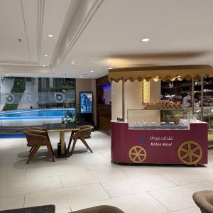 een eetkar in een restaurant met een tafel bij Midan Hotel & Suites Al Aziziya in Mekka