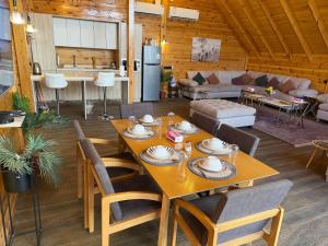 a dining table and chairs in a living room at أكواخ كيفاء الريفية in Tabuk