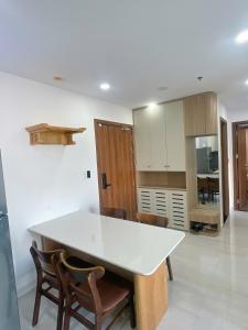 a kitchen and dining room with a table and chairs at Happy One Central Hottel in Trạm Chánh An
