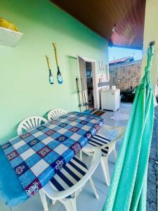 a dining room with a table and chairs at Casa Verde Bertioga, um espaço cheio de charme com três praias - Indaiá, Pedra Selada e Riviera de São Lourenço para visitar a pé! in Bertioga